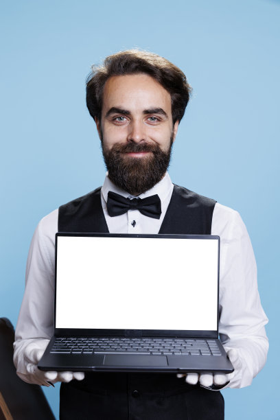 年轻的行李员拿着白色的牌子图片下载