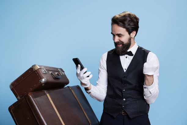 优秀酒店的员工正在传递信息图片下载