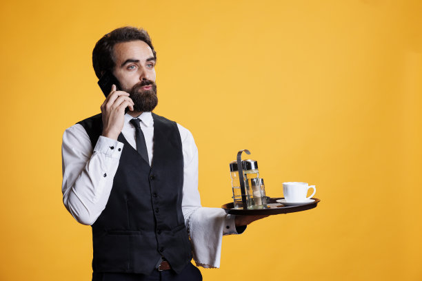 年轻的服务员正在打电话图片下载