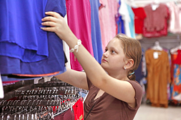 购物的女孩图片下载