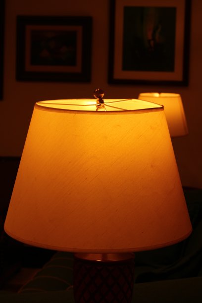 房间里的台灯。背景图片图片下载