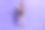 迷人的女流行歌星在演唱会舞台上演唱生日歌曲的照片，孤立的紫色背景图片下载