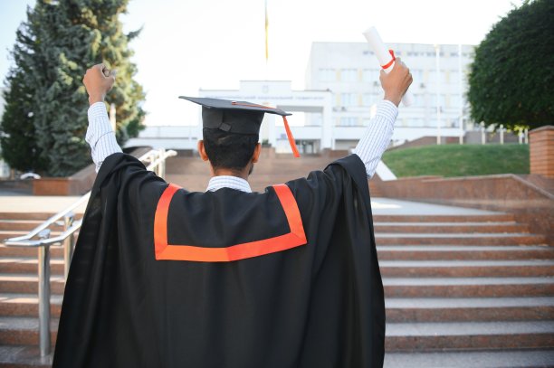 帅气的印度毕业生在毕业典礼上拿着文凭发光。图片下载