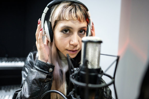 一个歌手的肖像，年轻女子在录音棚图片下载