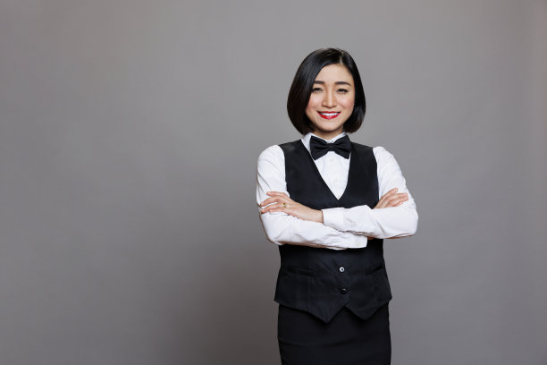穿着制服的自信的亚洲女服务员图片下载
