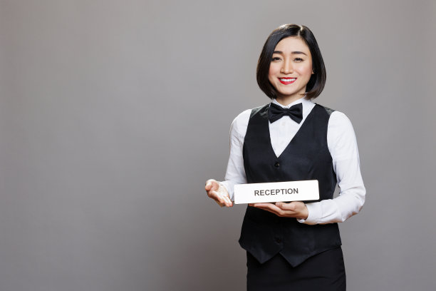 接待员拿着接待牌图片下载