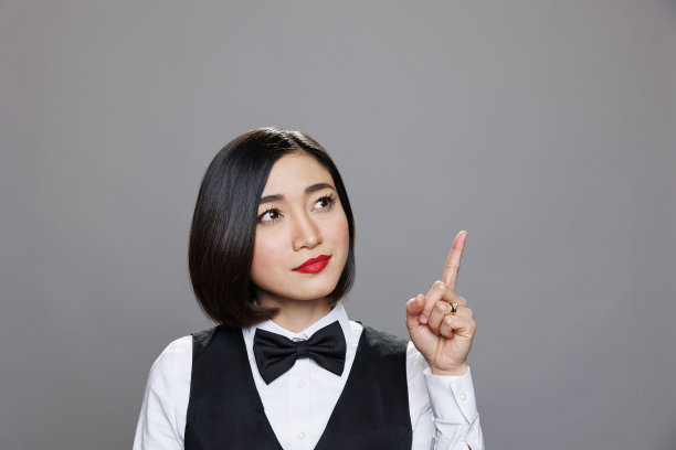 接待员指了指，抬起头来图片下载