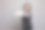 接待员在展示拇指向下的画像图片下载