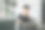 年轻的商人在现代办公室工作，用笔记本电脑，平板电脑和在纸上做笔记。图片下载