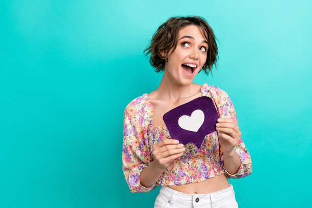 迷人的惊讶女孩的照片手拿纸像通知卡看起来空白的空间孤立的海蓝宝石色背景图片下载