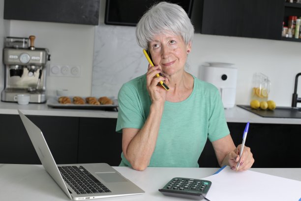 高级女士正在打电话图片下载