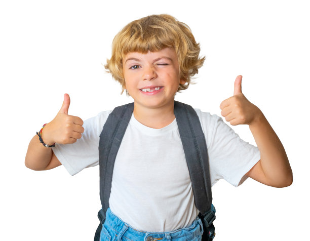 小学微笑男孩女孩PNG孤立与背包竖起大拇指。文案空间为广告空白概念。回到学校。童年、教育、儿童用品图片下载