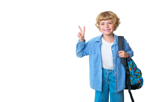 小学微笑的男孩女孩巴布亚新几内亚孤立的背包显示胜利和平标志微笑的镜头。文案空间为广告空白概念。回到学校。童年、教育、儿童用品图片下载