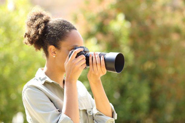 黑人摄影师在花园里拍照图片下载