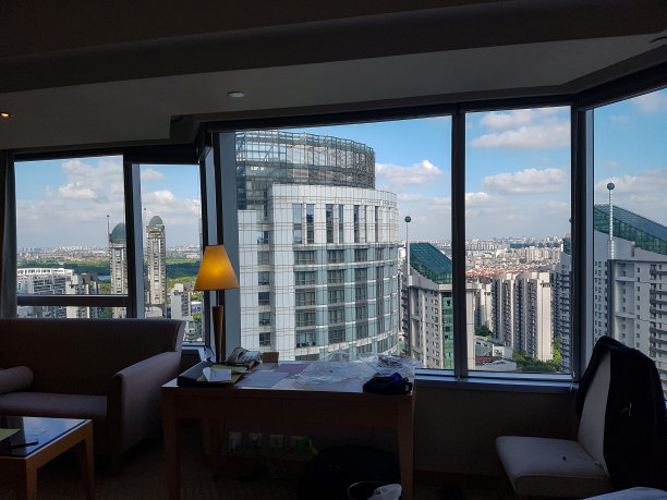 酒店窗外的上海风景图片下载
