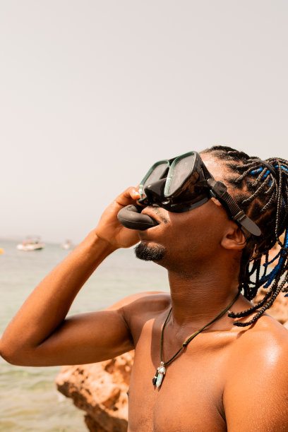 垂直夏季照片年轻的非洲裔美国男孩第一次尝试潜水套件。图片下载