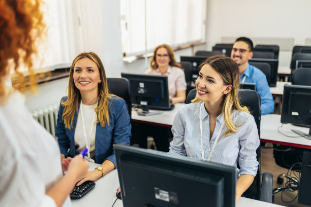 编程学校的教育工作者和学生图片下载