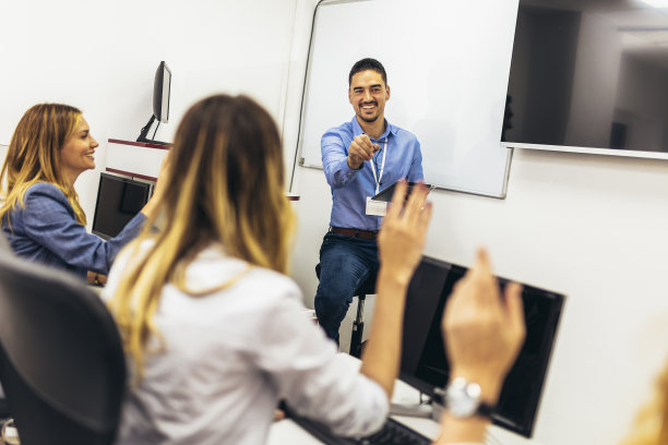 编程学校的教育工作者和学生图片下载