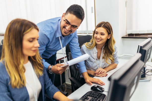 编程学校的教育工作者和学生图片下载