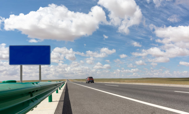 空白标志草原公路图片下载