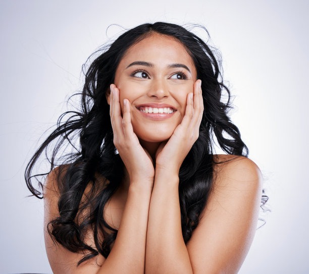 女人，头发和美丽，触摸的脸与微笑和balayage发型与化妆品在白色的背景。年轻，女模特和美容美发，沙龙治疗和快乐的工作室图片下载