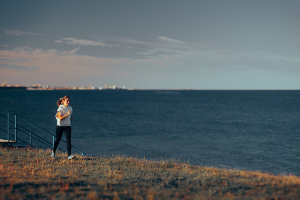 快乐的跑步者沿着大自然的海岸慢跑图片下载