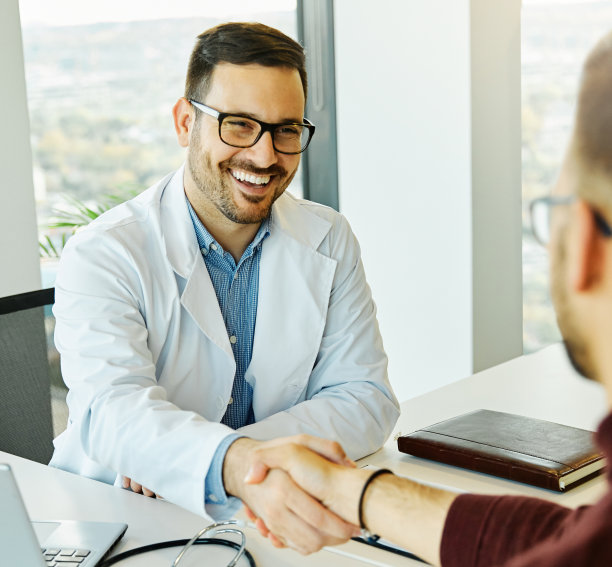 医生病人握手医院的手医疗保健男人医学诊所问候听诊器办公室专业微笑医生保健职业专家拜访图片下载