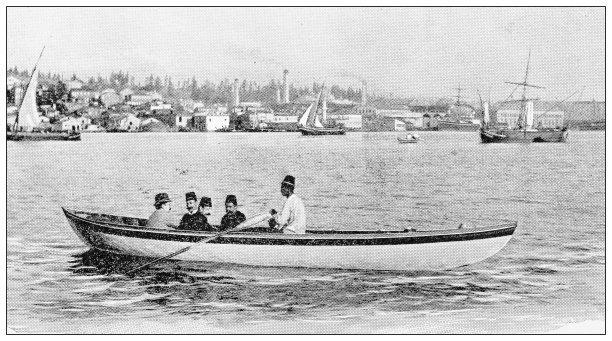 君士坦丁堡(伊斯坦布尔)的古董旅行照片:船上的男人图片下载