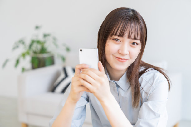 用智能手机的亚洲美女图片下载