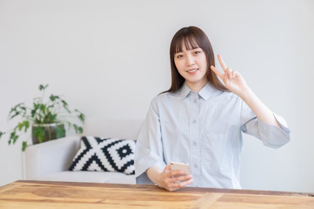 用智能手机的亚洲美女图片下载