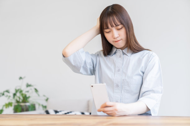用智能手机的亚洲美女，图片下载