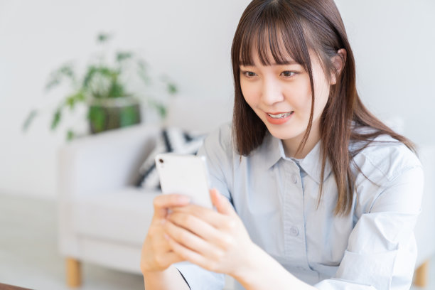 用智能手机的亚洲美女图片下载