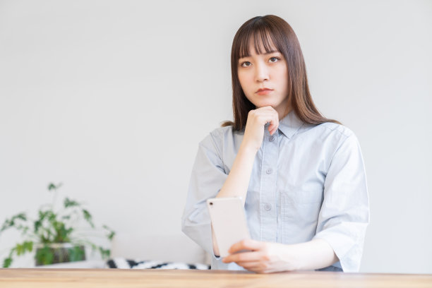 用智能手机的亚洲美女，图片下载