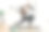 女士把孩子抱成飞机姿势，在垫子上伸展身体图片下载