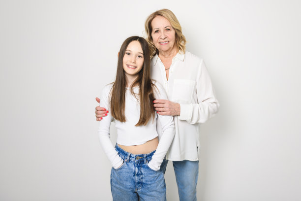 祖母抱着孙子的肖像，被隔离在白色的地板上图片下载