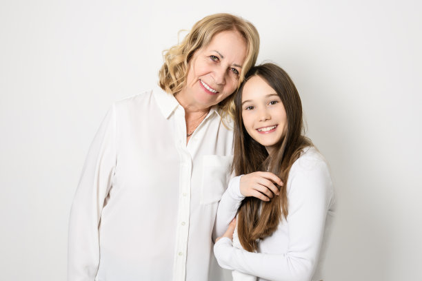 祖母抱着孙子的肖像，被隔离在白色的地板上图片下载