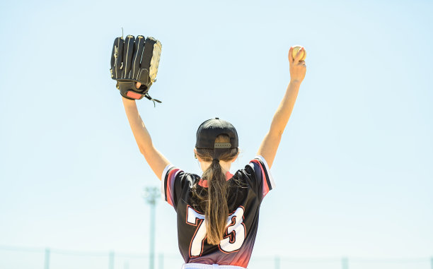 小女孩在夏天打棒球图片下载