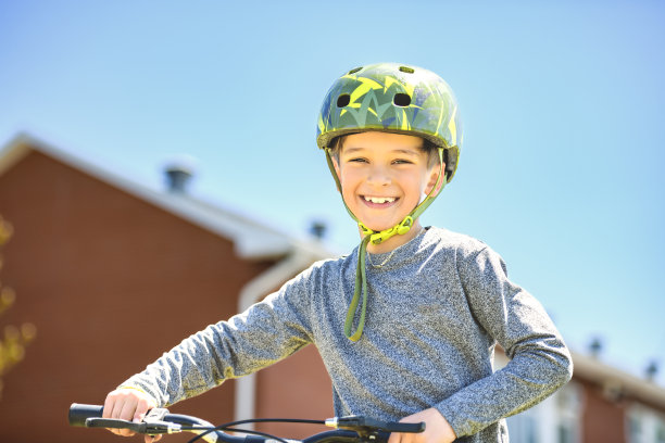 孩子们在户外玩耍，在操场上为孩子们骑自行车图片下载