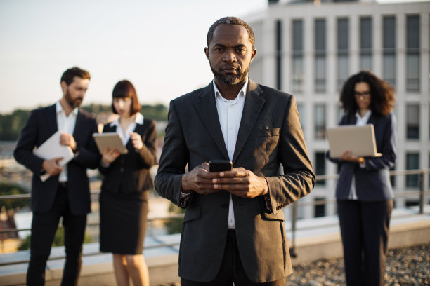 商业伙伴拿着遥控设备站在新鲜空气里图片下载