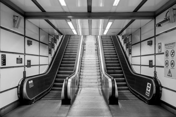 电梯下楼梯的详细黑白照片图片下载