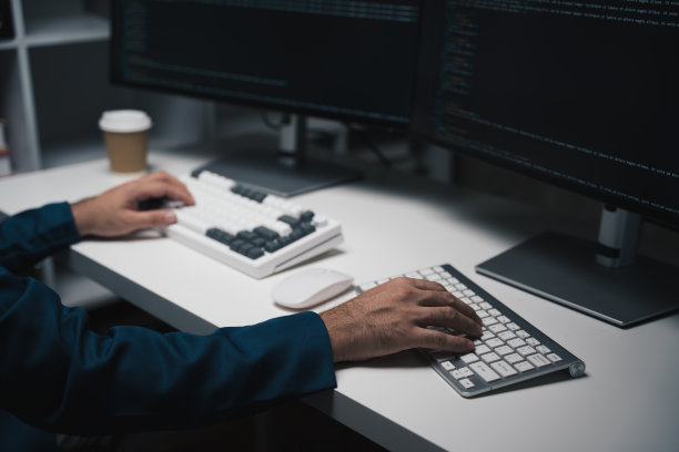 从事台式电脑的亚洲IT程序员。创造创新软件的男性专家。开发应用程序、程序的工程师。图片下载