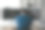 年轻的商人双手捂着脸坐在创意办公室的办公桌前，股票市场的概念。图片下载