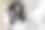 高兴的非裔美国编辑用笔写作，使用现代电脑进行互联网搜索，对着镜头看起来很高兴。图片下载