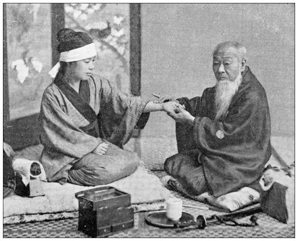 古老的日本旅行照片:医生检查妇女图片下载