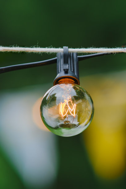 大自然中被照亮的灯象征着创新和科技的力量。图片下载