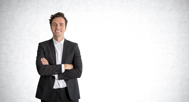 自信开朗的欧洲商人肖像，双臂交叉图片下载