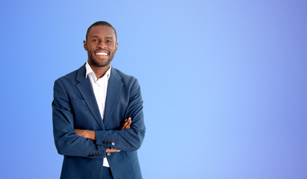 自信的非洲商人，双臂交叉，蓝色图片下载