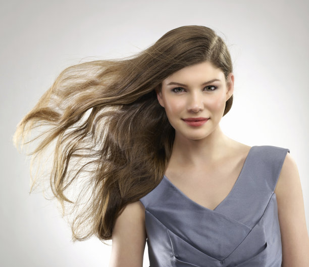 有着漂亮头发的年轻女子图片下载