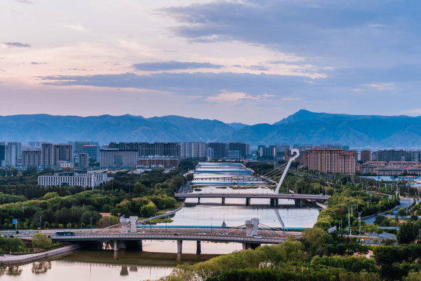 中国内蒙古呼和浩特马林湖大桥的黄昏景色图片下载