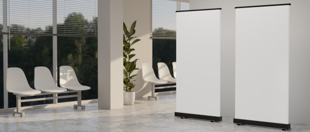 在现代建筑的走廊或走廊里，两张空的海报模型立在地板上图片下载